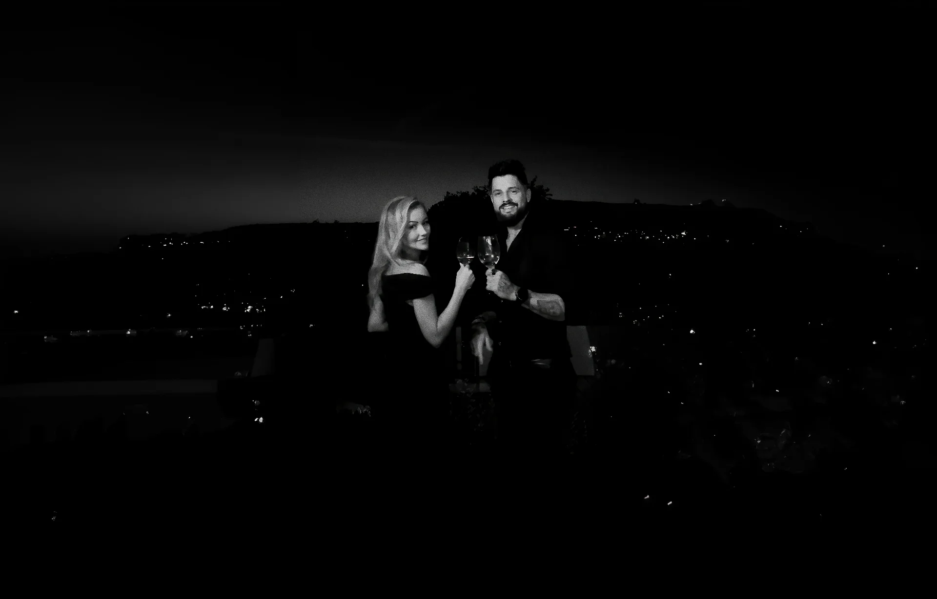 Petter & Nathalie skålar med Toscana bakom sig